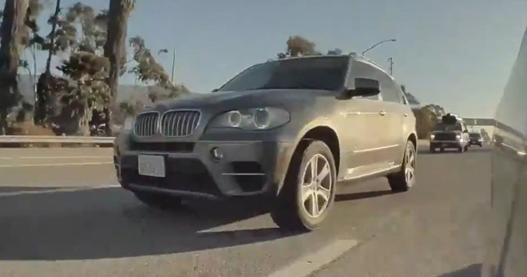VIDEO Pokušao ga izgurati BMW-om s ceste, spasio ga autopilot
