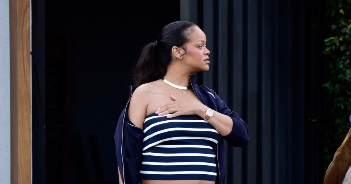 Rihanna snimljena u šetnji Los Angelesom, pokazala poveći trudnički trbuh