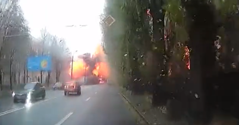 VIDEO Ukrajinac snimio raketni napad. Cesta se zatresla, auti jurili u drugom smjeru