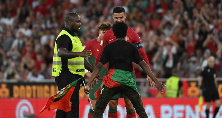 Pogledajte što je navijač napravio kad je došao do Ronalda. Utakmica je prekinuta