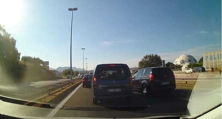 Snimka iz Splita: "Ovo je u inat svima koji razbijaju aute sa srpskim tablicama"
