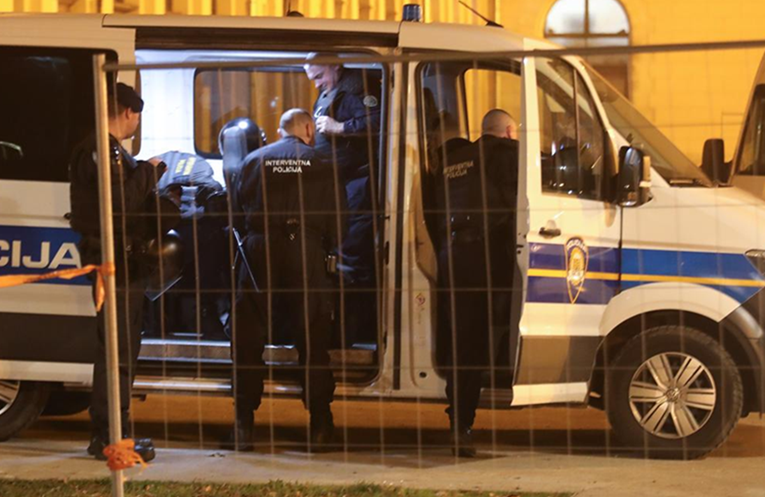 Ispred kafića izvadio luk i strijelu