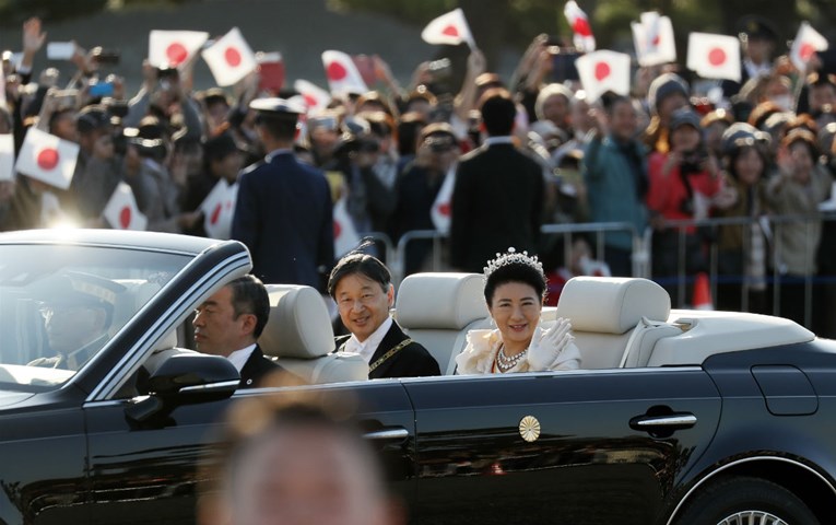 Tisuće Japanaca na ulicama Tokija klicale novom caru