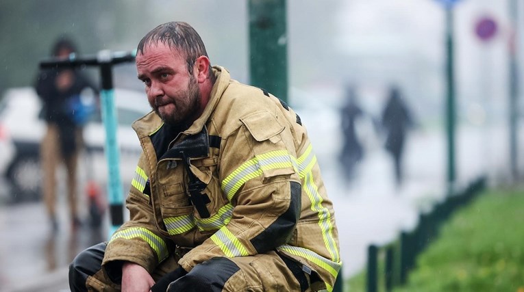 FOTO Velik požar u Sarajevu, građani pomagali vatrogascima