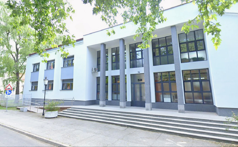 Upali muškarcu u kuću, brutalno ga pretukli i opljačkali. Optuženi su za razbojništvo