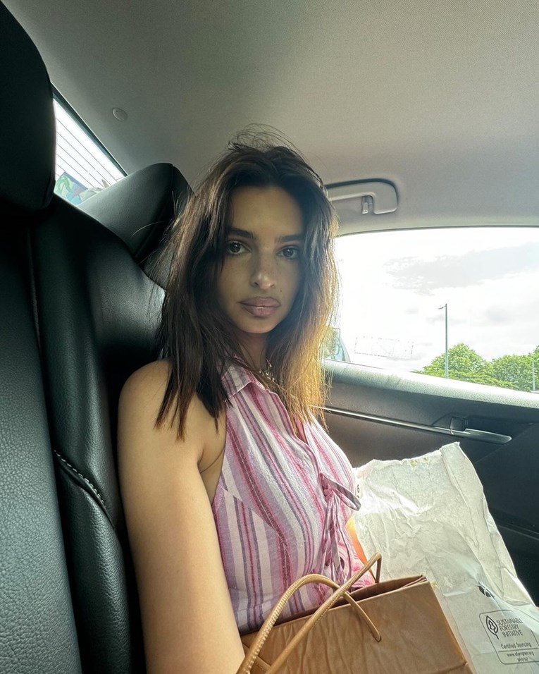 Emily Ratajkowski obara s nogu u ovom pristupačnom topu