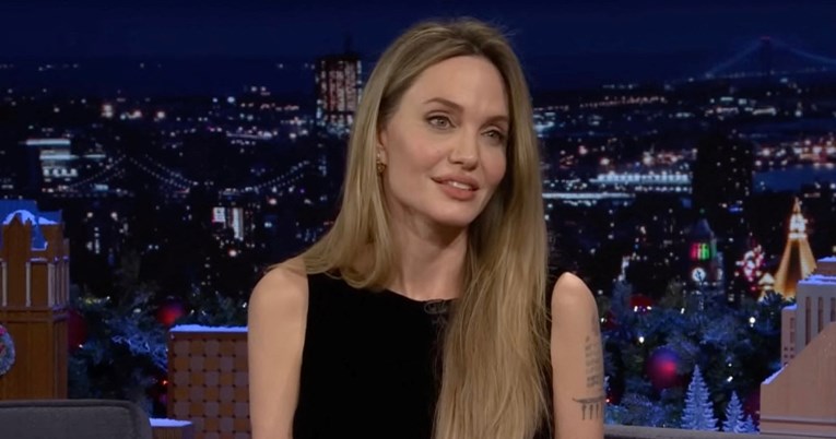 Angelina Jolie došla bosonoga u emisiju Jimmyja Fallona i pokazala trendi pedikuru