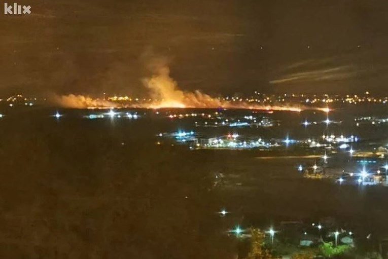 Sinoć izbio ogroman požar kod Mostara, ugrožene bile kuće i poslovni objekti