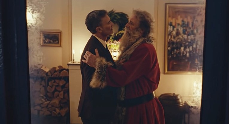 Reklama u kojoj se Djed Mraz zaljubljuje u muškarca pregledana dva milijuna puta