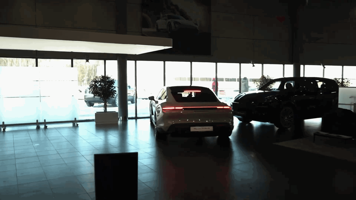 VIDEO Ruski vloger zbog klikova razbio novi Porsche u salonu