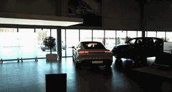 VIDEO Ruski vloger zbog klikova razbio novi Porsche u salonu