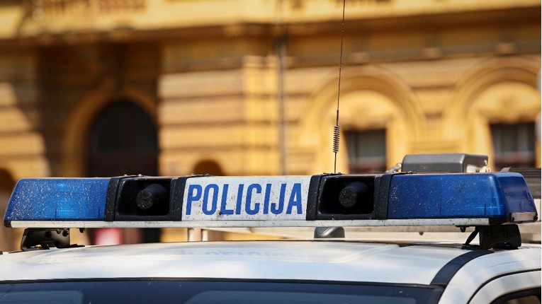 U kafiću u Biogradu pijan vrijeđao i nožem prijetio policajcima