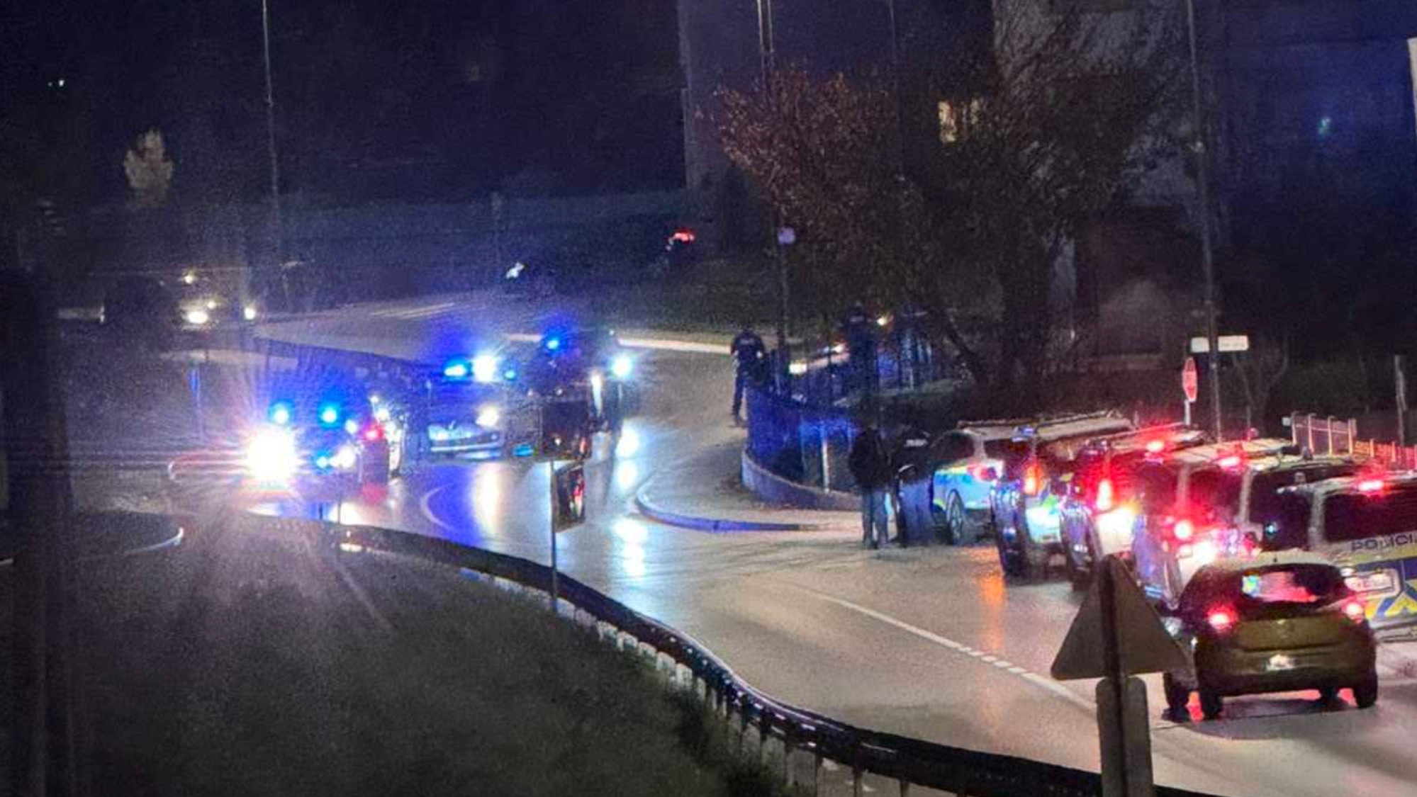 VIDEO Romi kod Novog Mesta rafalno pucali, postavili kontejnere na cestu