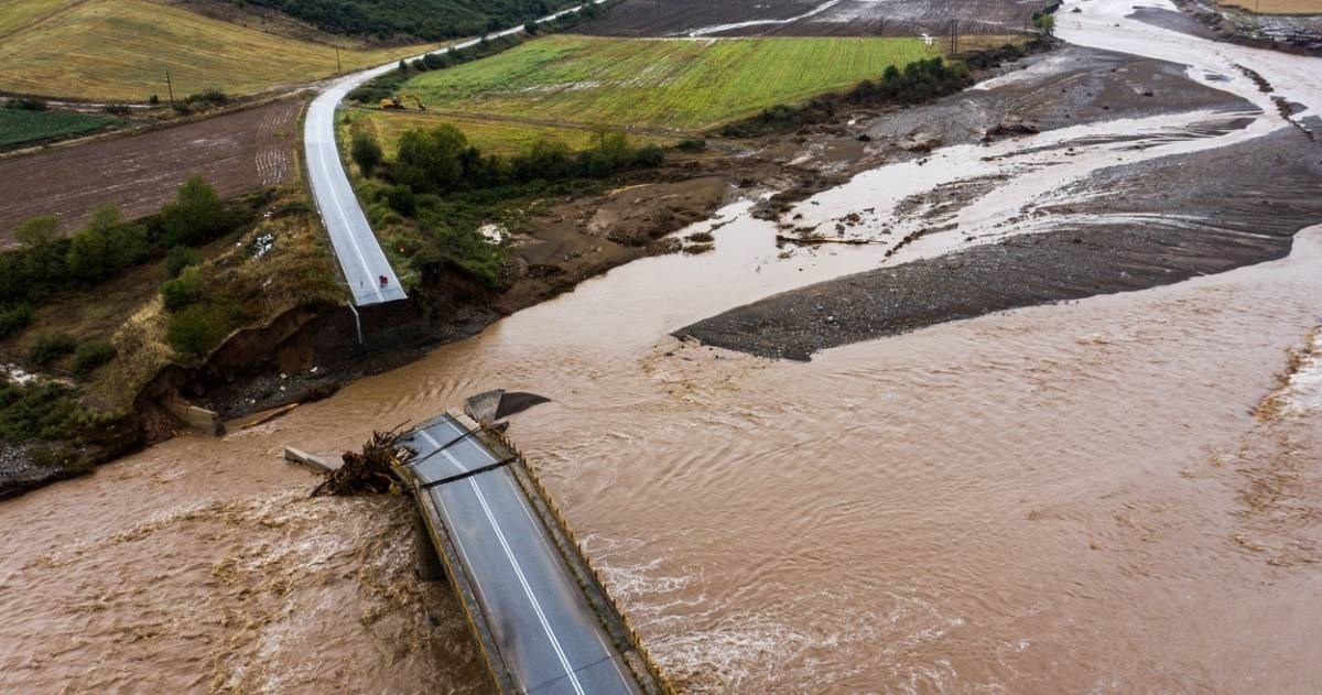 Velike poplave u Grčkoj. Sve više mrtvih, blokirana autocesta, dignuta i vojska