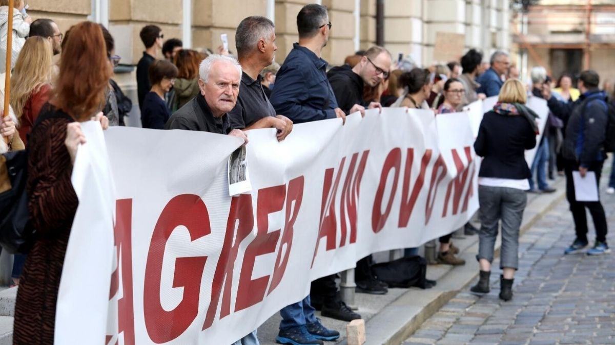 Prosvjednici ispred sabora izviždali zastupnike, Plenković pobjegao na sporedni ulaz