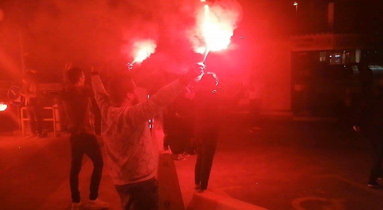 VIDEO Navijači Splita dočekali košarkaše usred noći. Skandirali "Gazi Purgere"