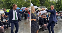 Gradonačelnik Banje Luke zaplesao na kiši uz Mileyn hit Flowers. Ljudi ga sprdaju