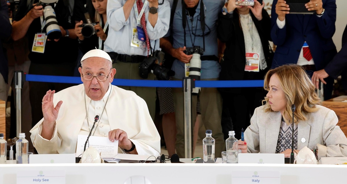 Papa na summitu G7: Ljudi ne smiju izgubiti kontrolu nad AI-jem