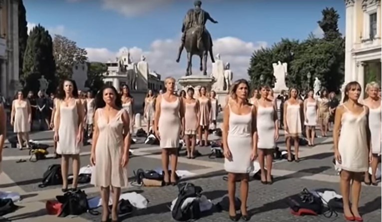 VIDEO Bivše stjuardese Alitalije skinule se u Rimu u donje rublje u znak protesta