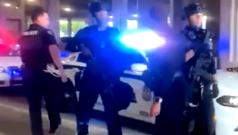 Policajac u SAD-u gurnuo prosvjednicu, njegova kolegica zbog toga podivljala na njega