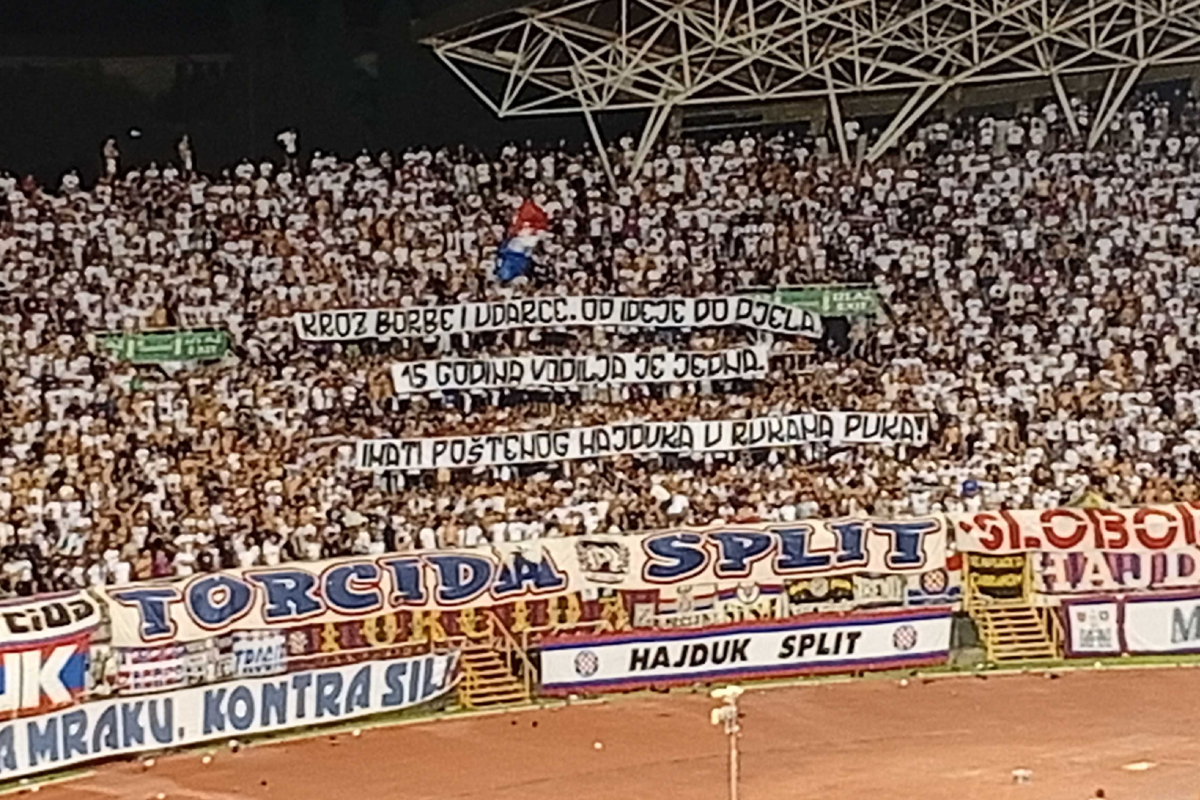 Pogledajte poruku koju je Torcida podigla na utakmici s Pafosom