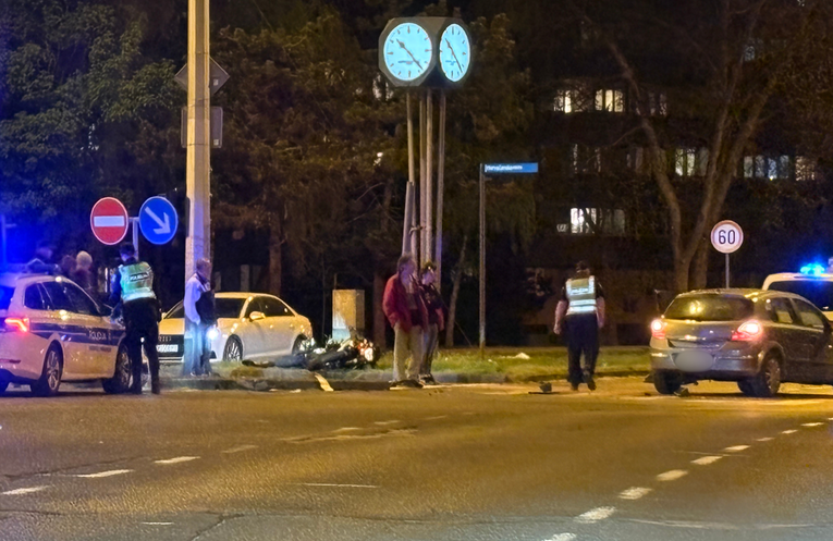 Motociklistica (24) teško ozlijeđena u Zagrebu. Vozač (20) joj oduzeo prednost