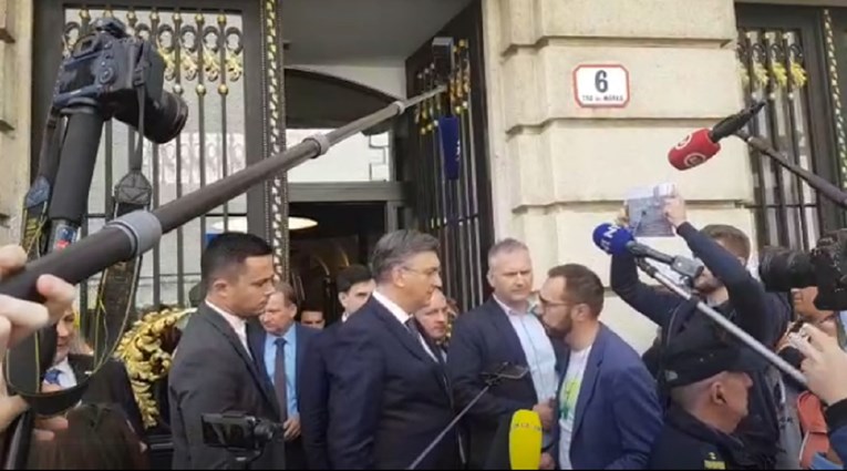 VIDEO Plenković izašao pred prosvjednike, oni ga žestoko izviždali