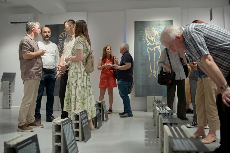 SNV u Zagrebu otvorio izložbu, galerija pretvorena u sudnicu sa suđenja ustašama
