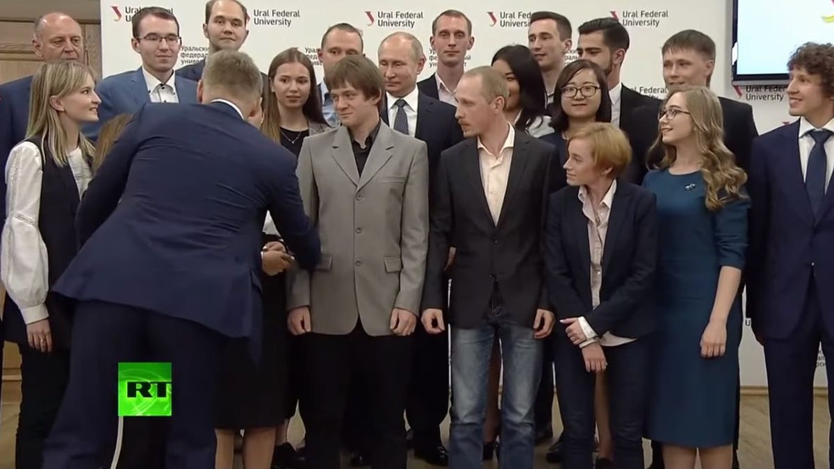 Pogledajte kako su "riješili" tipa koji je tijekom fotkanja stao ispred Putina