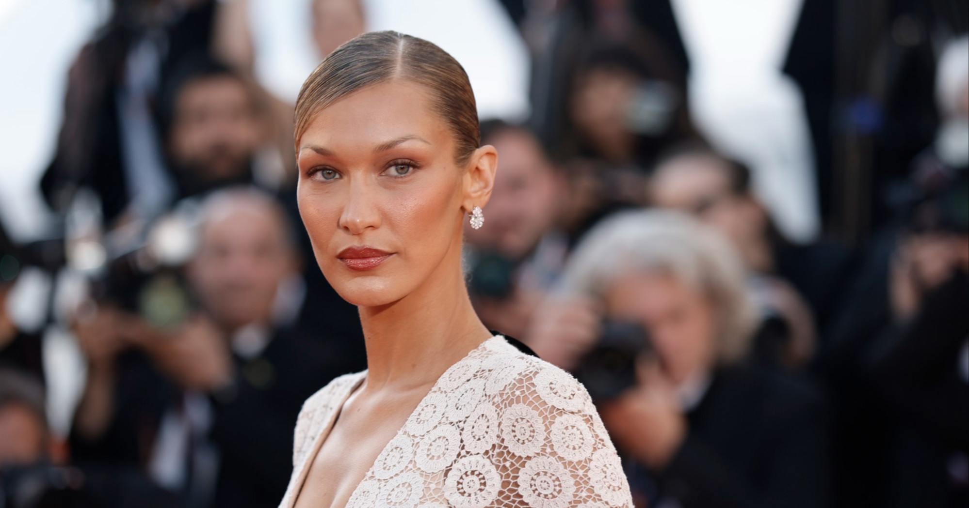 Bella Hadid kroz suze: "Ne mogu funkcionirati zbog bolesti"