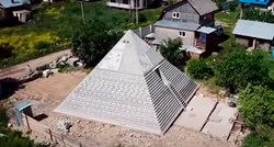 Napravili repliku Keopsove piramide - u dvorištu: "Štiti od koronavirusa"