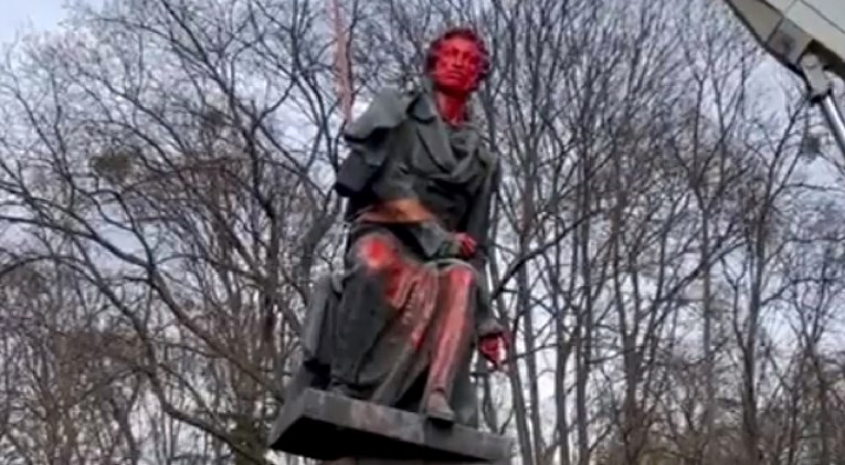 VIDEO Ukrajinci maknuli kip slavnog ruskog pisca iz centra Kijeva