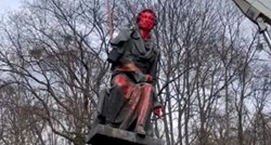 VIDEO Ukrajinci maknuli kip slavnog ruskog pisca iz centra Kijeva