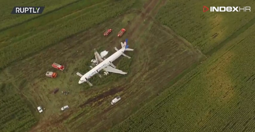 Avion s 233 putnika udario u jato ptica pa sletio u polje u Moskvi: "To je čudo"