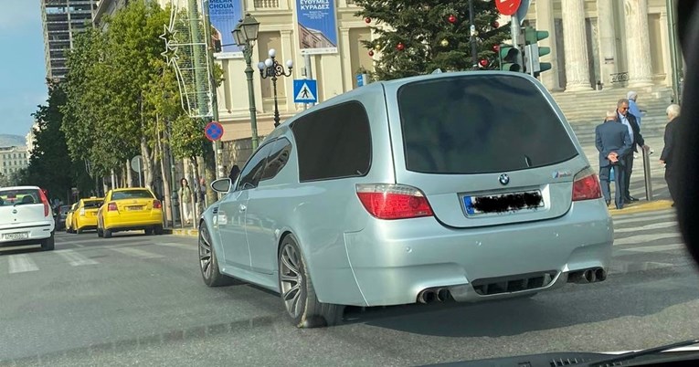 Nije najluksuzniji, ali je najbučniji pogrebni auto