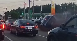 VIDEO Dodge Challenger na dva kotača prošao pored kolone, zabio se u kafić