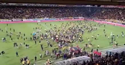 VIDEO Navijači utrčali na teren i započeli ludo slavlje. Onda ih je šokirao gol u 95.