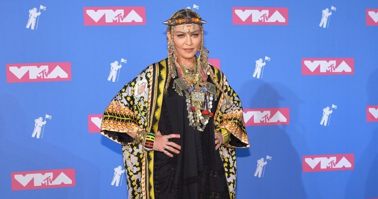 Madonna razbjesnila kršćane: Pozirala kao Gospa i rekreirala Posljednju večeru