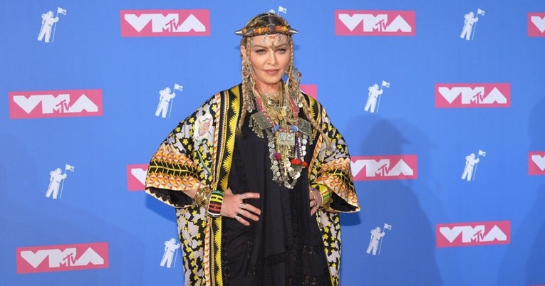 Madonna razbjesnila kršćane: Pozirala kao Gospa i rekreirala Posljednju večeru
