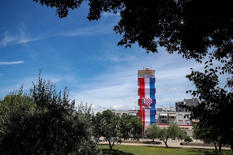 Na vatrogasnom tornju u Zadru postavljena hrvatska zastava u znak podrške Vatrenima