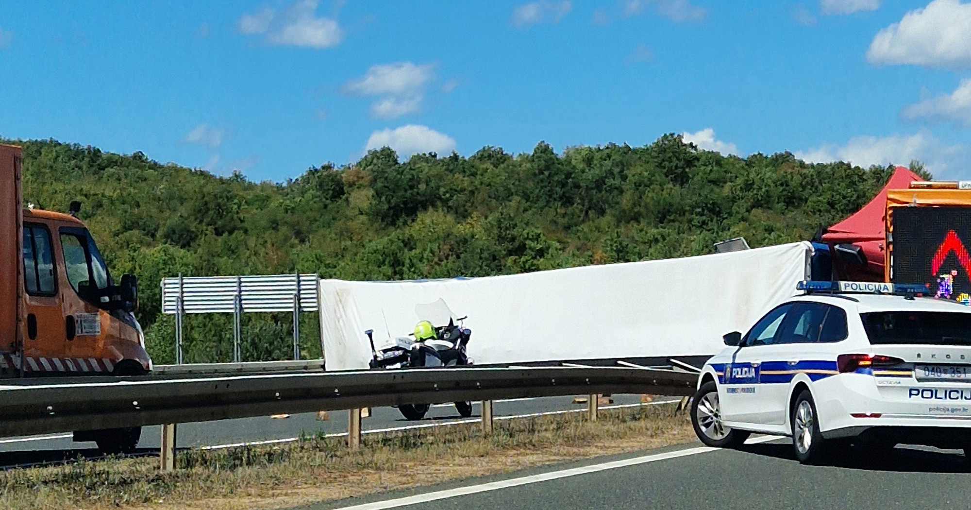 Na A1 se prevrnuo kamion preko obje trake, prekinut promet. Kolona 16 km prema moru