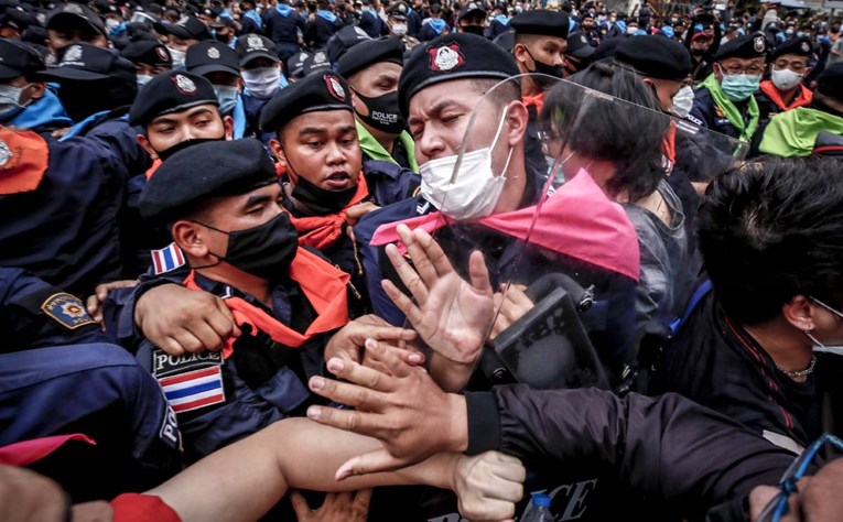Policija rastjerala stotine prodemokratskih prosvjednika u Bangkoku