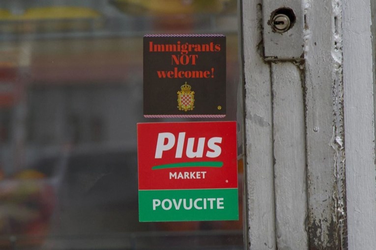 Ovo je naljepnica na ulazu u zagrebački dućan. Vlasnica: Nismo mi, odmah smo skinuli