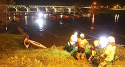 VIDEO U Karlovcu se otkvačio pontonski most, hvatali ga vatrogasci i HGSS
