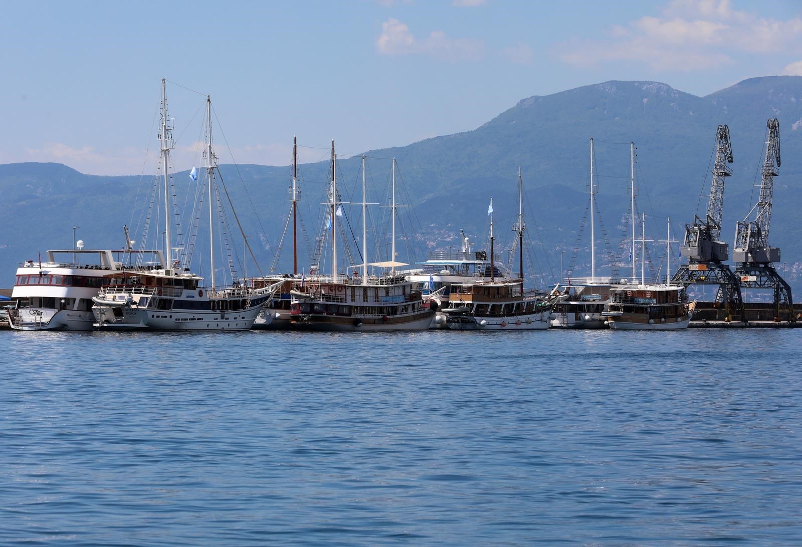 Ribara udarila struja u riječkoj luci, bore mu se za život