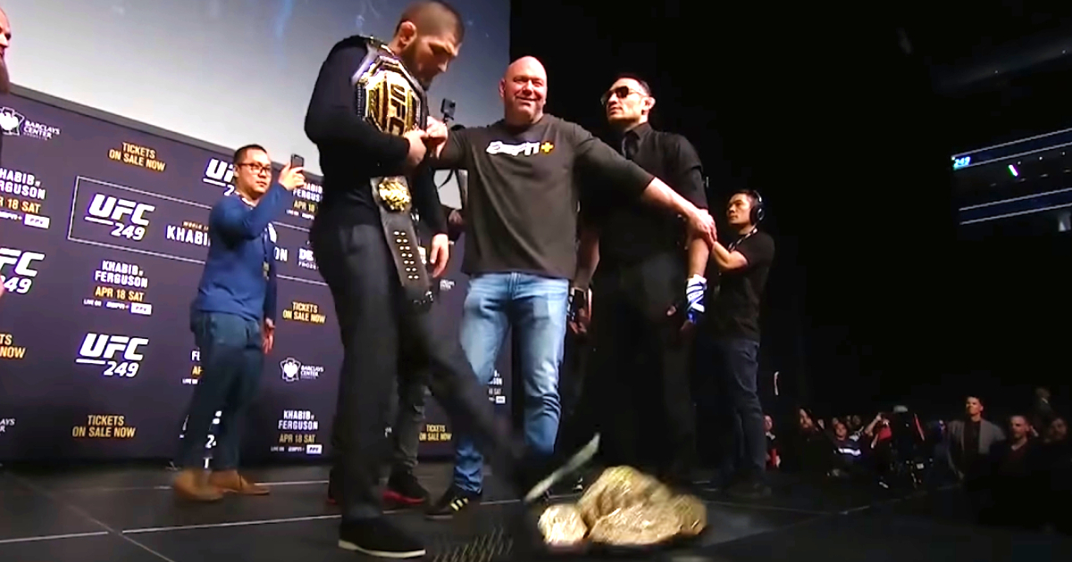 VIDEO Khabib na sučeljavanju šutnuo protivnikov pojas, on mu uzvratio poljupcem