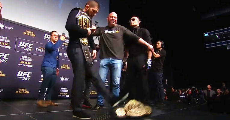 VIDEO Khabib na sučeljavanju šutnuo protivnikov pojas, on mu uzvratio poljupcem