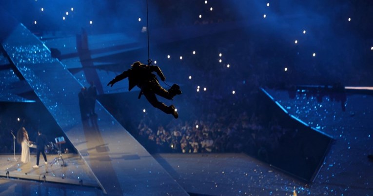 Zatvorene Olimpijske igre. Tom Cruise se spustio s vrha stadiona i odvezao na motoru