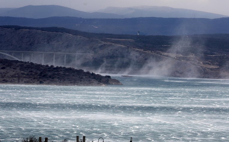 Otac i 9-godišnji sin nestali jučer na moru, nađeni živi na Krku