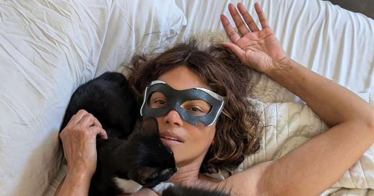 Halle Berry pozirala s mačkama na grudima: "Zauvijek ću biti Catwoman"